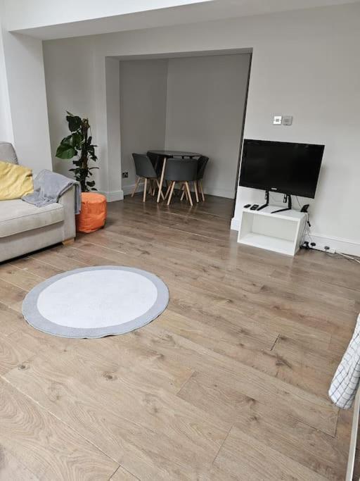 Beautiful Garden Flat Near Apartamento Londres
