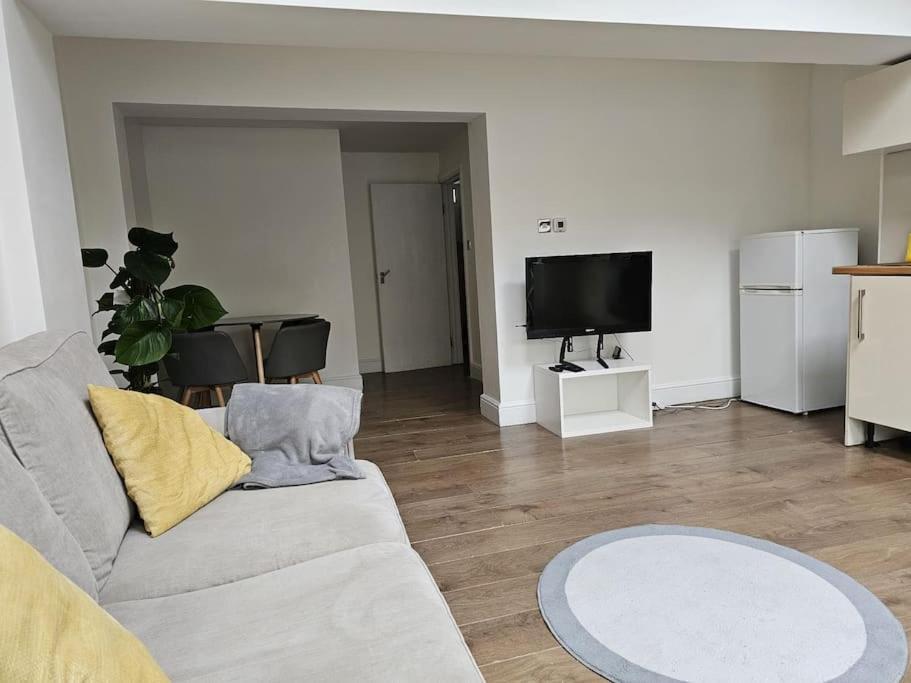 Beautiful Garden Flat Near Apartamento Londres