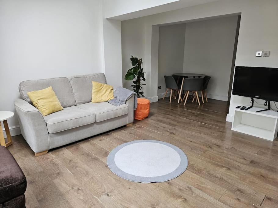Beautiful Garden Flat Near Apartamento *